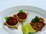 Una foto de con carne picada y nuez moscada y curcuma