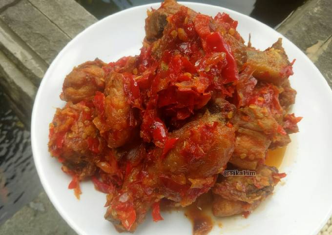 Resep Ayam Goreng Balado Oleh ᴅᴀᴘᴜʀ ᴛɪᴋᴀ ʟɪᴍ - Cookpad