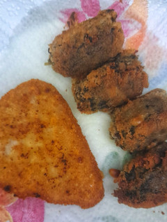 Una foto de Croquetas de espinacas y escalopines de guisantes