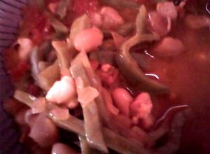 Una foto de Nopales con cerdo y frijoles de la olla