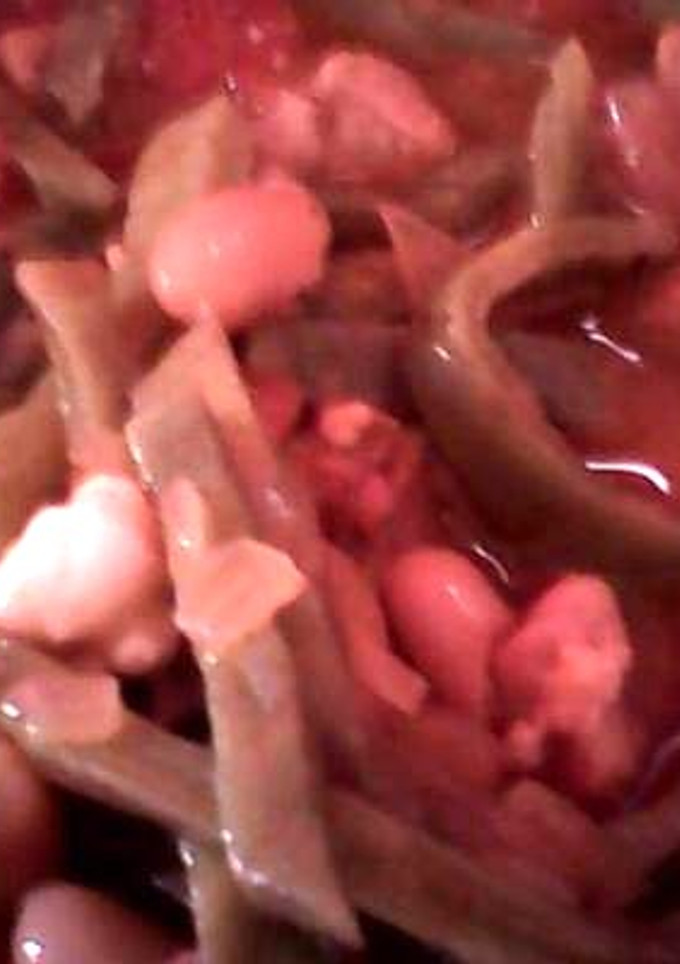 Una foto de Nopales con cerdo y frijoles de la olla