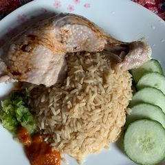 A picture of Singaporean Chicken Rice.