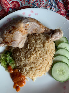 A picture of Singaporean Chicken Rice.