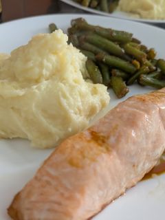 Una foto de Salmón con judías verdes y puré de patata