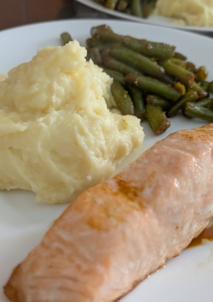 Una foto de Salmón con judías verdes y puré de patata