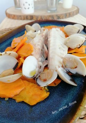 Una foto de Dorada al Horno con Boniato y Almejas