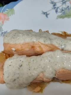 Una foto de Salmón en airfryer con salsa de yogur a mi estilo y cebolla caramelizada (sin azúcar)