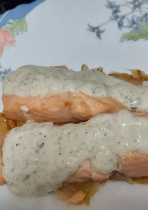 Foto principal de Salmón en airfryer con salsa de yogur a mi estilo y cebolla caramelizada (sin azúcar)