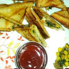 A picture of Cheese spinach corn sandwich.