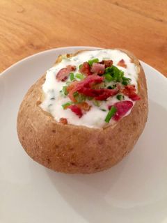 Una foto de Papas asadas con crema agria en 5 pasos – receta