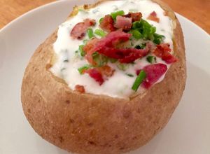 Una foto de Papas asadas con crema agria en 5 pasos – receta