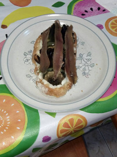 Una foto de Tostada de alcachofas al horno con anchoas