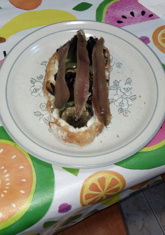 Una foto de Tostada de alcachofas al horno con anchoas