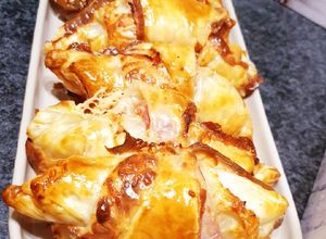 Une photo de Croissants 🥐 jambon fromage 😋