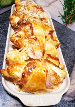 A picture of Ham and Cheese Croissants 🥐.