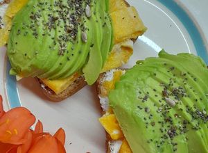 Una foto de 🥑 Avocado toast primaveral con huevo y semillas