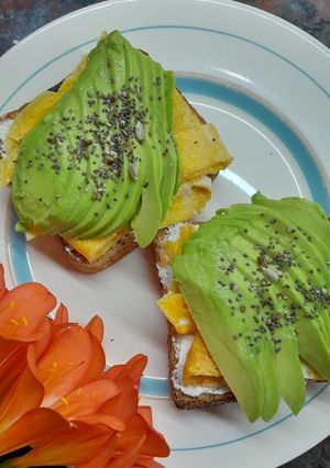 Una foto de 🥑 Avocado toast primaveral con huevo y semillas