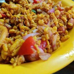 A picture of Bhelpuri chat.