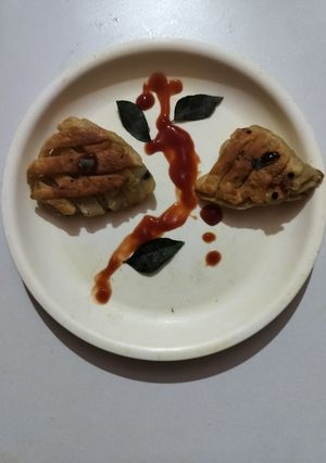 A picture of Paneer stuffed semolina samosa.
