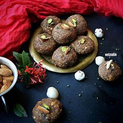 A picture of Makhna Dates ladoos.