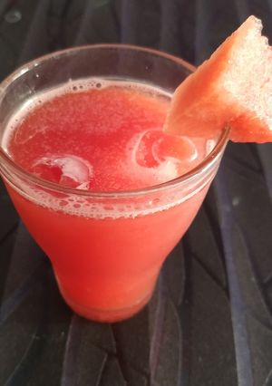 वाटरमेलन जूस (Watermelon Juice recipe in hindi) रेसिपी मुख्य फोटो