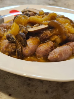 Una foto de Salteado de salchichas con calabacín y champiñones