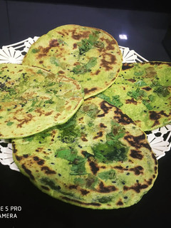 હરિયાળી નાન (Hariyali Naan Recipe In Gujarati) રેસીપી મુખ્ય ફોટો
