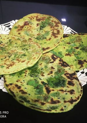 હરિયાળી નાન (Hariyali Naan Recipe In Gujarati) રેસીપી મુખ્ય ફોટો