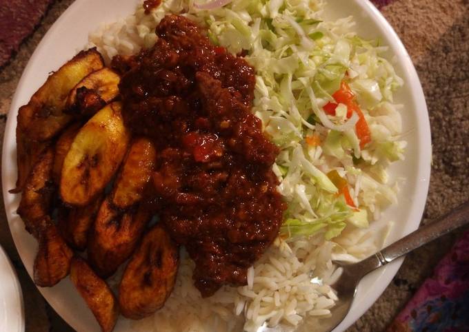 Rice and stew with plaintain