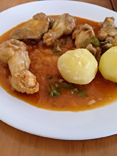 Una foto de Jamoncitos o muslo de pollo en salsa