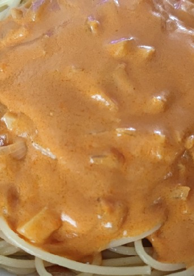 Una foto de Spagettis con salsa de tomate y nata