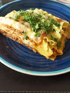 Una foto de Lasaña con queso y jamón
