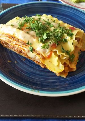 Una foto de Lasaña con queso y jamón