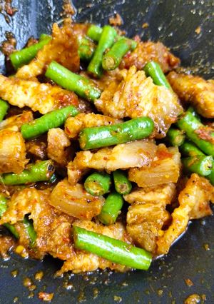รูปของ ผัดพริกแกงใต้หมูสามชั้นกับถั่วฝักยาว