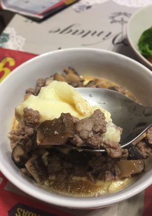 Una foto de Huevo al vapor con carne picada y setas (receta china)