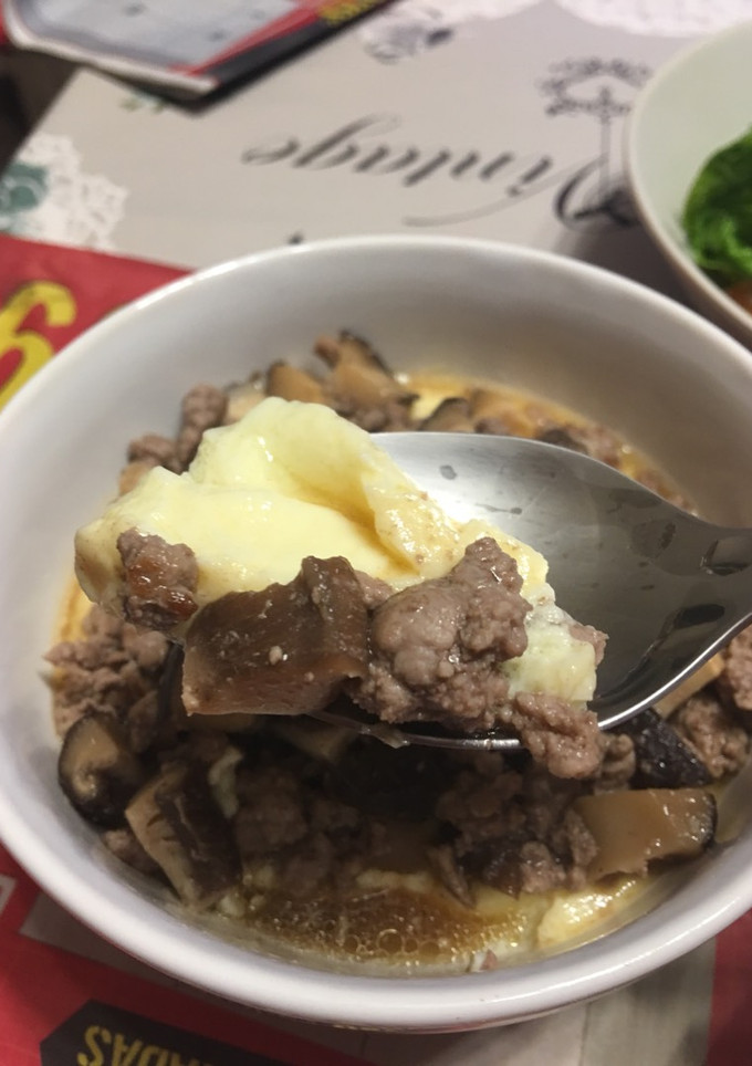 Una foto de Huevo al vapor con carne picada y setas (receta china)