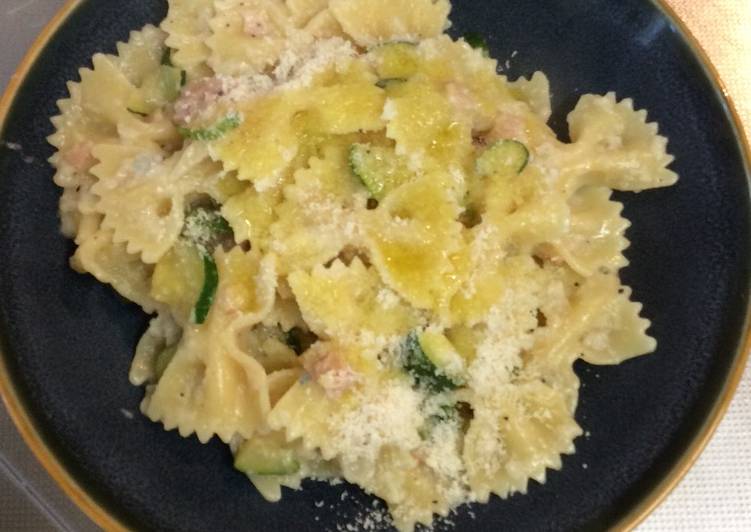 Farfalle con zucchine e pancetta al profumo di gorgonzola