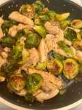 Peito de frango grelhado com couve-de-bruxelas