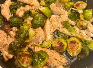 Foto de Peito de frango grelhado com couve-de-bruxelas