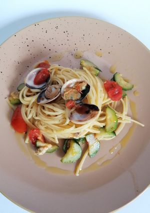 Foto di Linguine vongole di mare zucchine e pomodorini