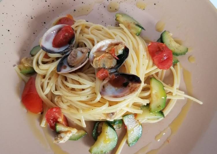 Linguine vongole di mare zucchine e pomodorini