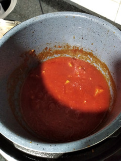 Una foto de Carne con tomate olla gm