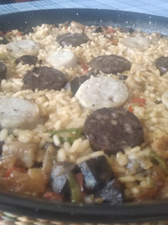 Una foto de Arroz con butifarras banca y negra y verduras