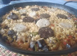 Una foto de Arroz con butifarras banca y negra y verduras
