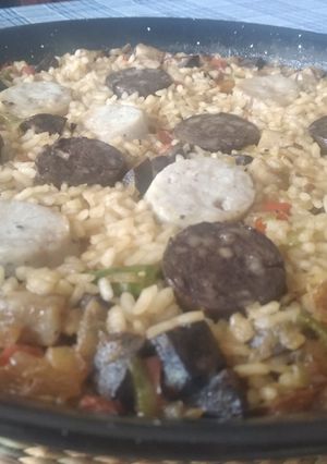 Una foto de Arroz con butifarras banca y negra y verduras
