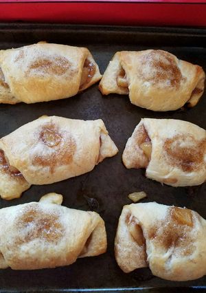A picture of Apple Pie Crescent Rolls.