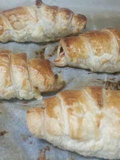 Una foto de Croasanes de hojaldre con jamón y queso