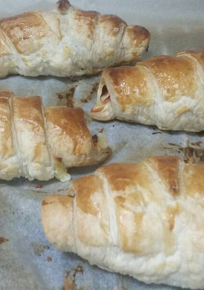 Una foto de Croasanes de hojaldre con jamón y queso