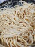 Espagueti a la cebolla caramelizada