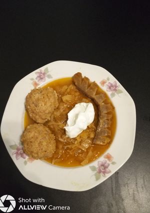 O poză a rețetei Ciorbă de varză cu bile de carne și slănină.